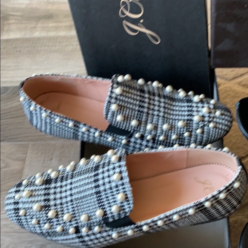Shoes with pearl